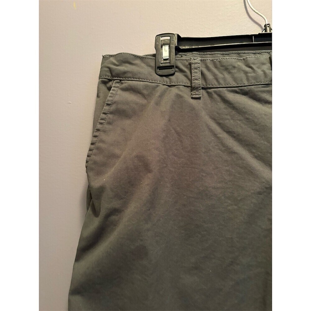 IZOD Saltwater Men's Chino Shorts Green Flat Front Size 40 Casual Golf - Picture 2 of 10